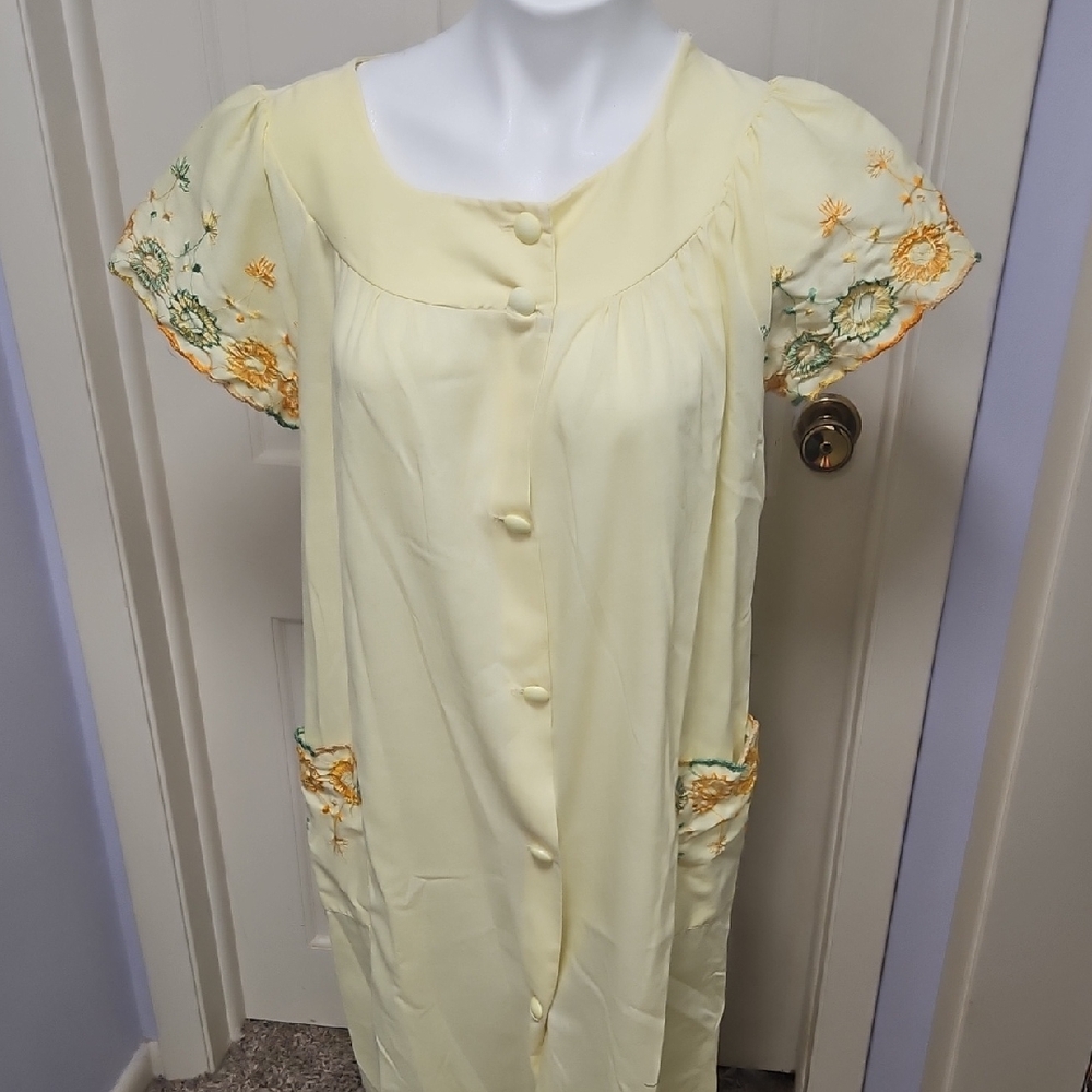 Vintage Yellow Floral Embroidered Button-Down Dress Or Robe